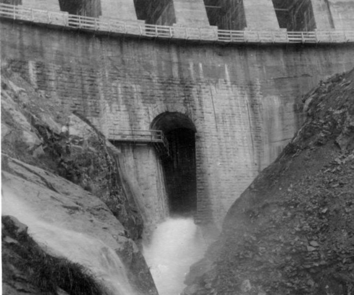 la diga in costruzione: lo scarico di fondo