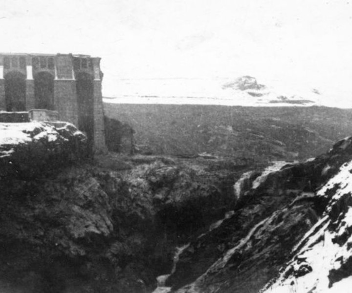 ore 10. La breccia nella diga e l'invaso svuotato