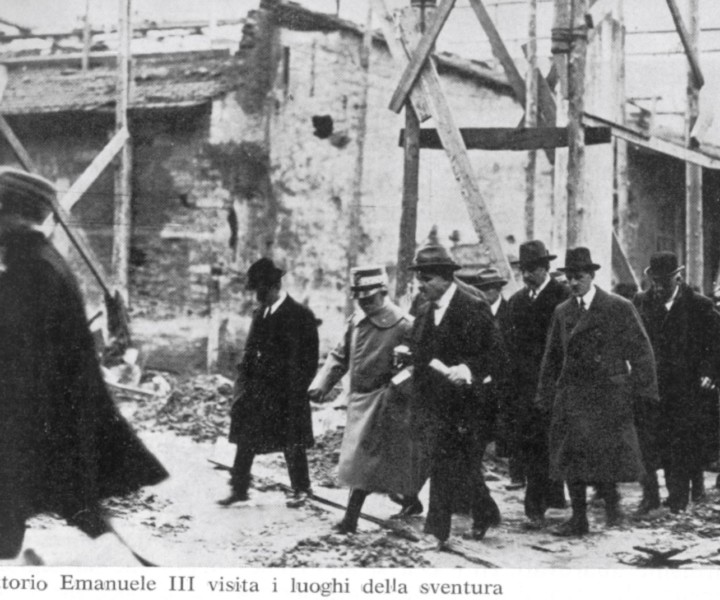 Corna, Ferriere Voltri: re Vittorio Emanuele III visita i luoghi della sventura accompagnato dall'Onorevole Bonardi e dal Ministro dei Lavori Pubblici On. Carnaz