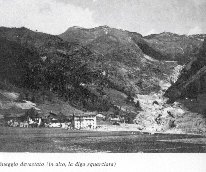 Bueggio devastato (in alto la diga squarciata)