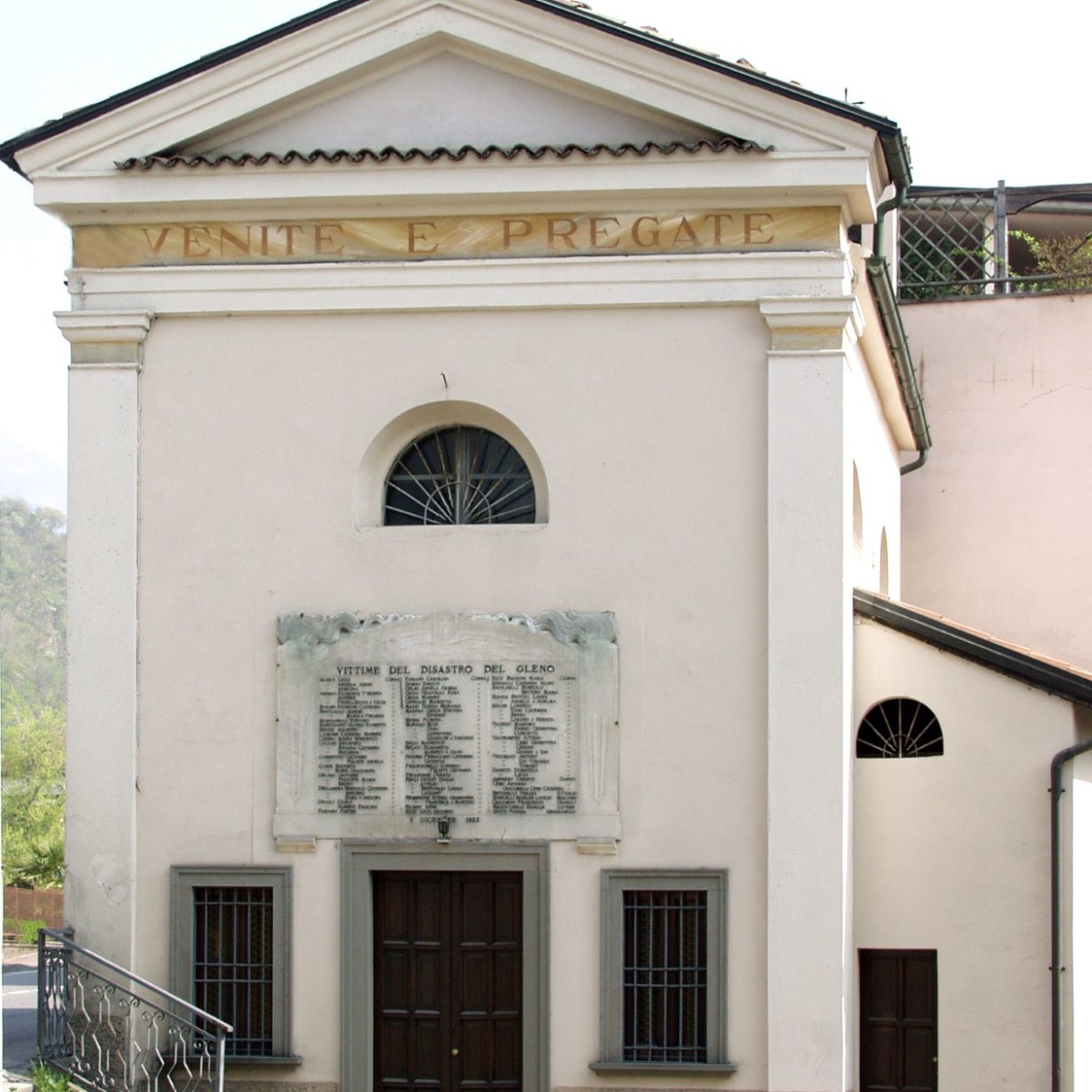 Chiesetta e lapide in ricordo delle vittime a Corna di Darfo