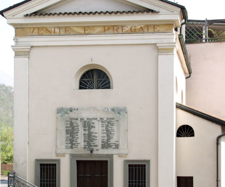 Chiesetta e lapide in ricordo delle vittime a Corna di Darfo