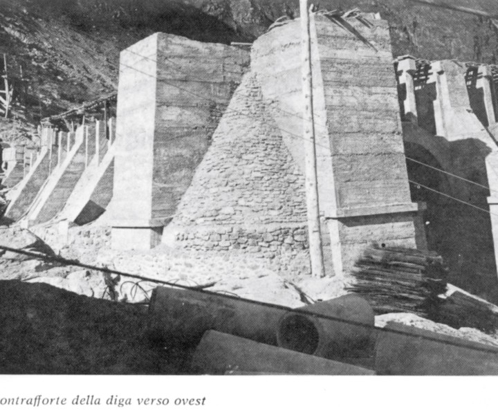 Contrafforte della diga verso ovest