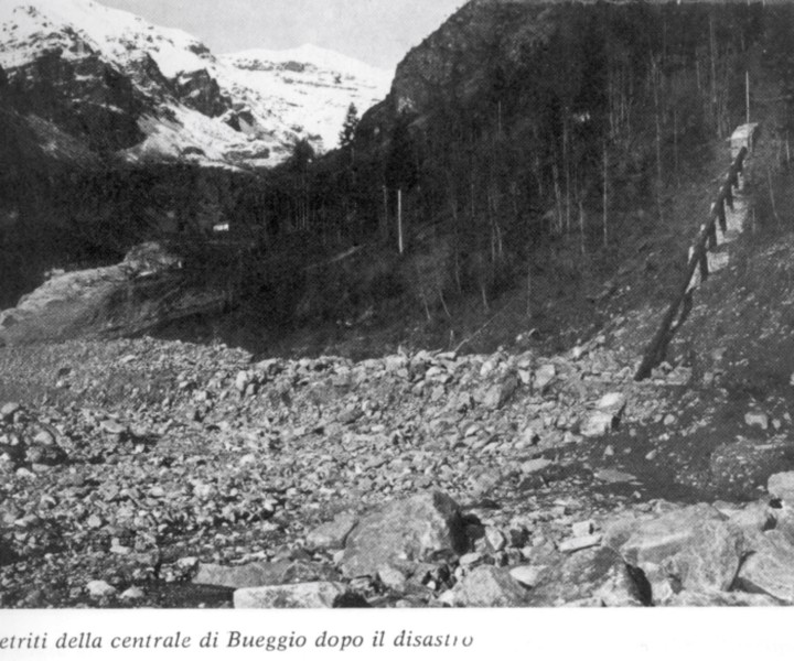 Detriti della centrale di Bueggio dopo il disastro