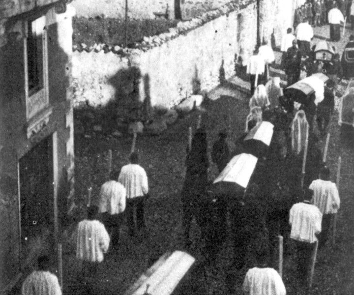 Dezzo, 4 dicembre 1923. I funerali delle vittime accompagnate dai pochi superstiti