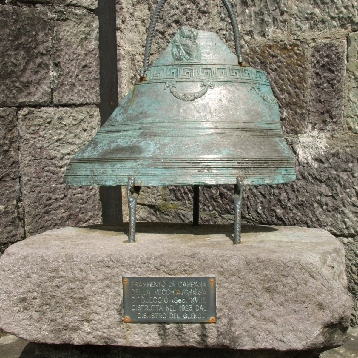 Frammento di campana della vecchia chiesa di Bueggio