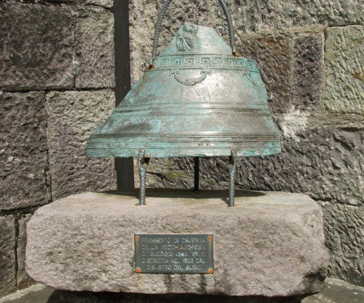 Frammento di campana della vecchia chiesa di Bueggio