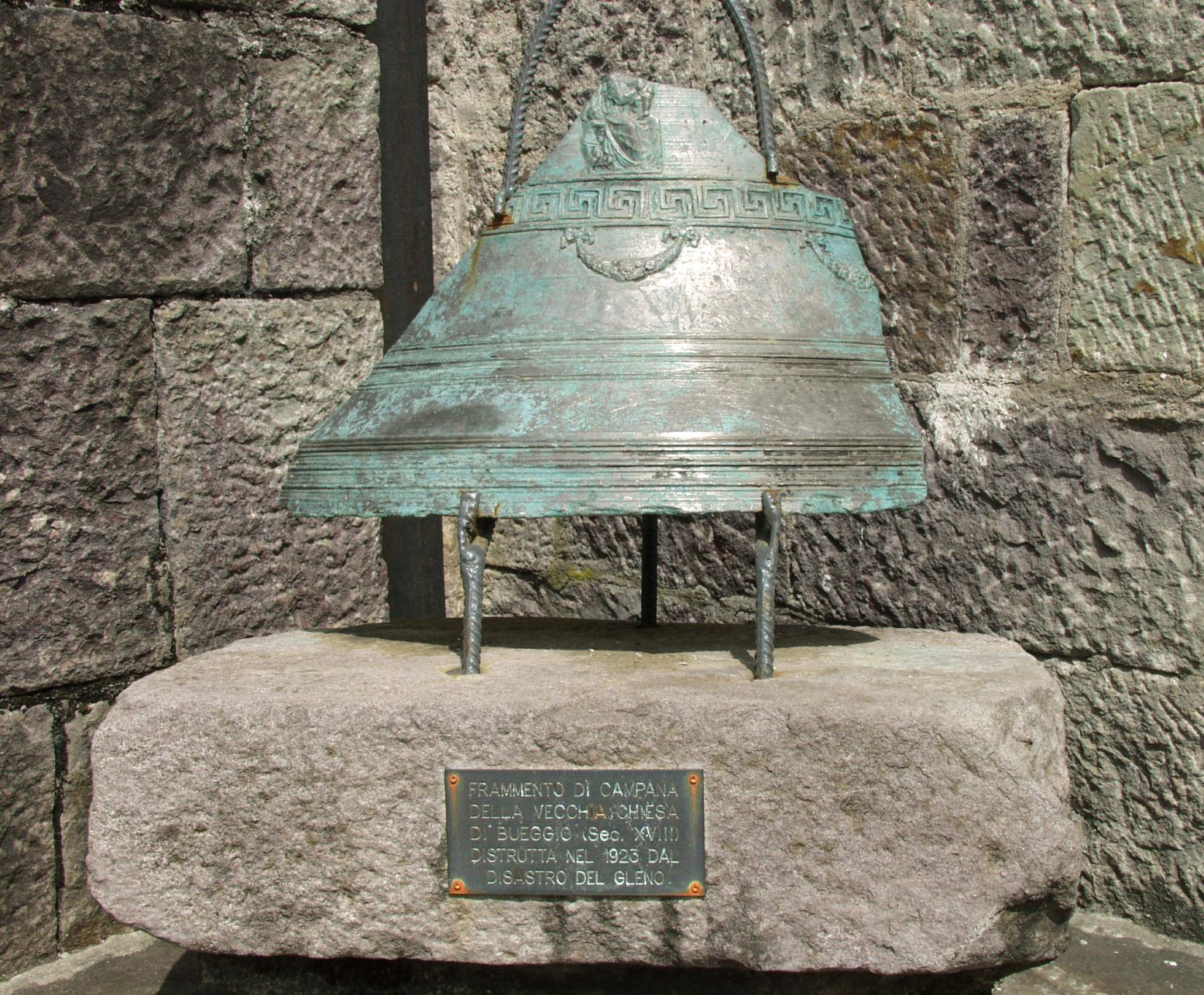 Frammento di campana della vecchia chiesa di Bueggio