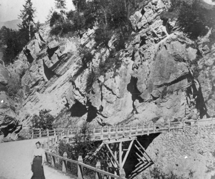 Il ponte sul torrente Povo prima del disastro