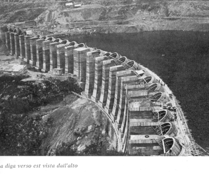 La diga verso est vista dall'alto