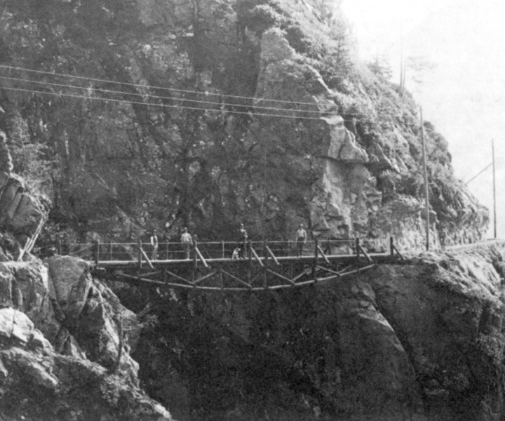 La strada di accesso ai lavori con ponte sull'orrido