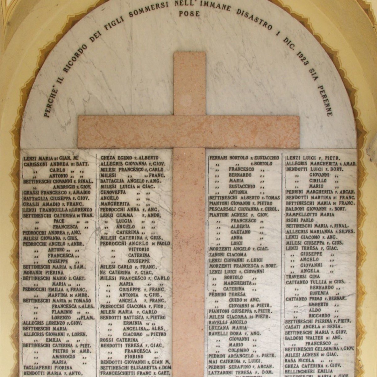 Lapide in ricordo delle vittime a Dezzo