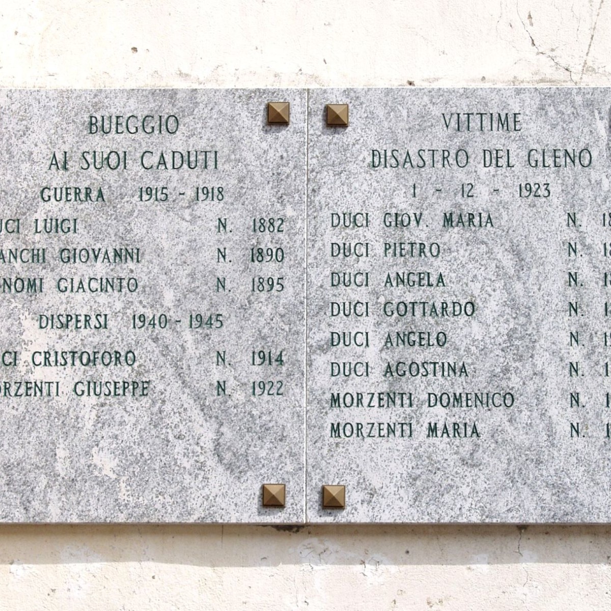 Lapide in ricordo delle vittime a Bueggio