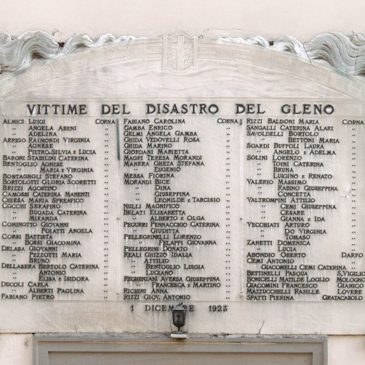 Lapide in ricordo delle vittime a Corna di Darfo