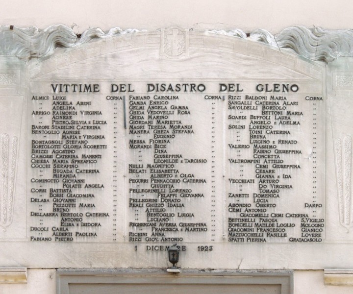 Lapide in ricordo delle vittime a Corna di Darfo