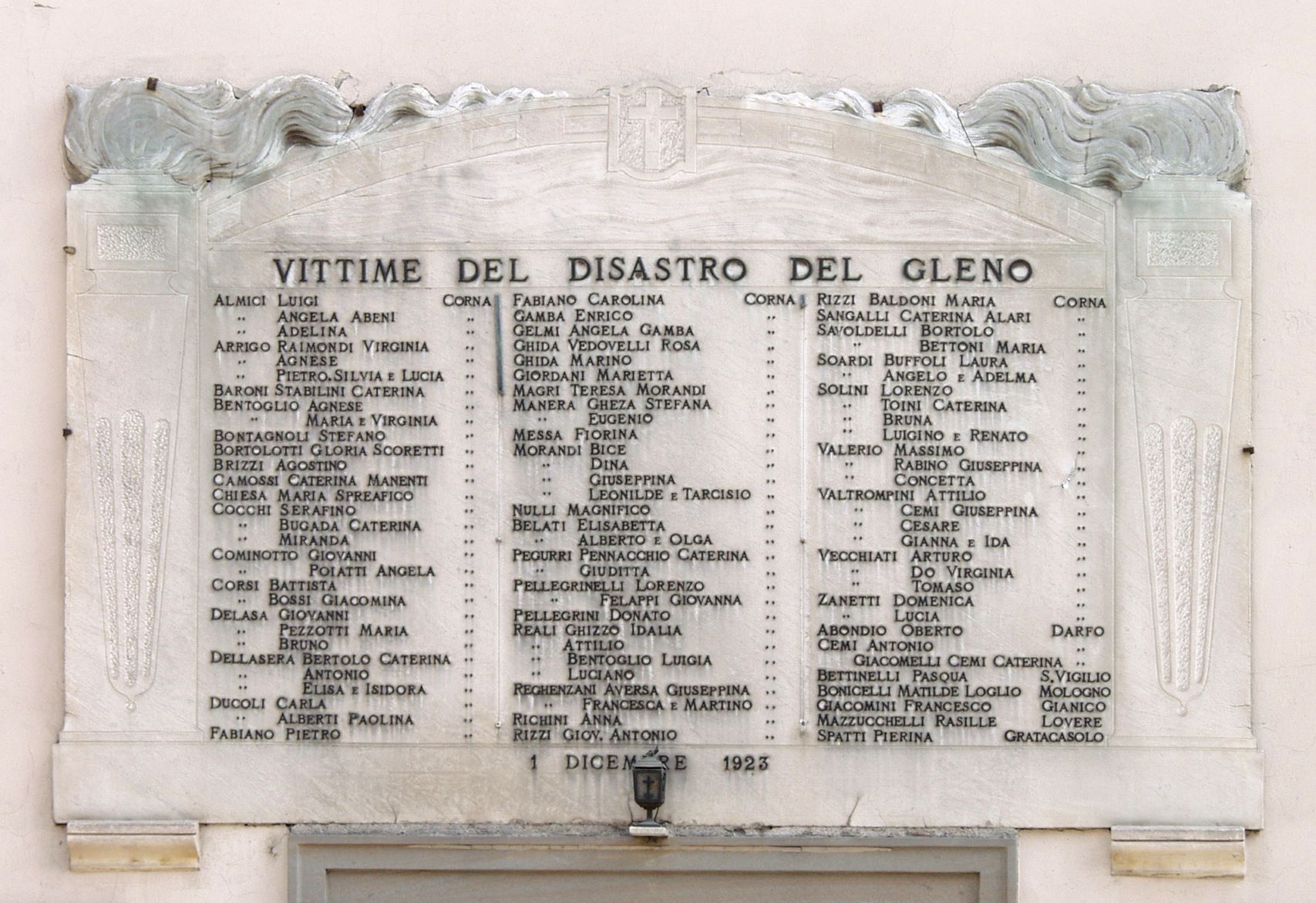 Lapide in ricordo delle vittime a Corna di Darfo