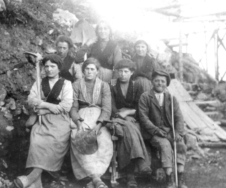 Maestranze di Pianezza durante i lavori in località Pagarulì, punto di arrivo della teleferica