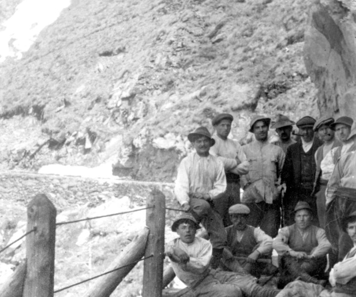 Operai al cantiere della diga