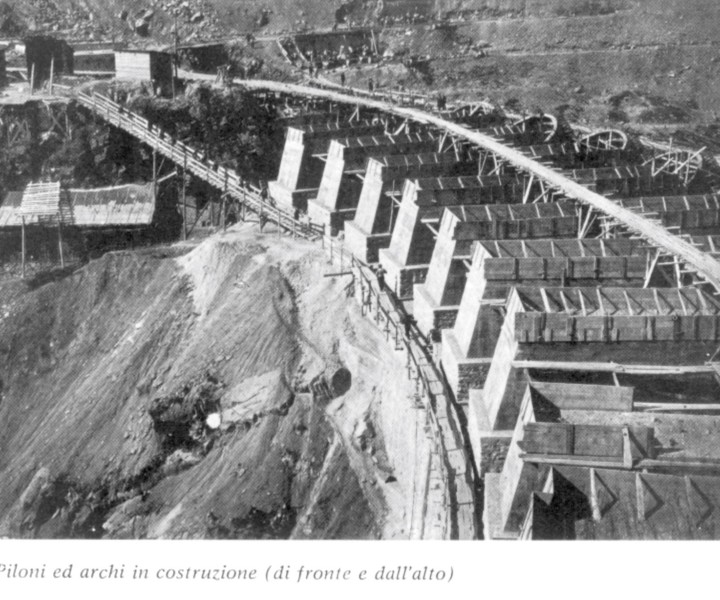 Piloni ed archi in costruzione (di fronte e dall'alto)
