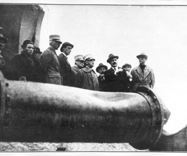 Re Vittorio Emanuele III visita i luoghi della sventura