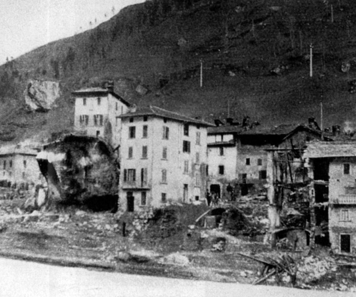 Veduta del Dezzo dopo il disastro