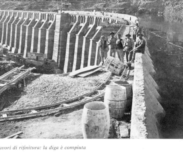 Veduta laterale della diga finita (2)