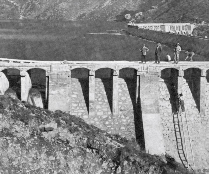 Veduta laterale della diga finita